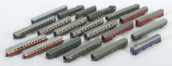 18 Personenwagen und Dieseltriebzug Liliput, Spur H0, 2-teilger Diesel… - photo 1 18 Personenwagen und Dieseltriebzug Liliput, Spur H0, 2-teilger Diesel… - photo 1