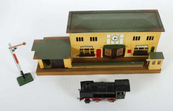 Bahnhof und Lok Märklin, Spur 0, Bahnhof 2002, BZ 1938-55, Flachdach, … - Foto 2 Bahnhof und Lok Märklin, Spur 0, Bahnhof 2002, BZ 1938-55, Flachdach, … - Foto 2