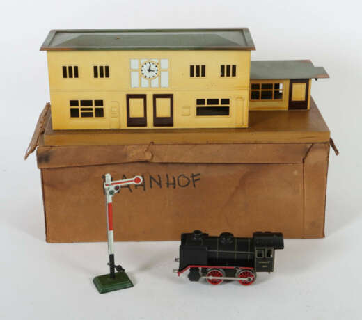 Bahnhof und Lok Märklin, Spur 0, Bahnhof 2002, BZ 1938-55, Flachdach, … - Foto 3 Bahnhof und Lok Märklin, Spur 0, Bahnhof 2002, BZ 1938-55, Flachdach, … - Foto 3