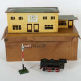 Bahnhof und Lok Märklin, Spur 0, Bahnhof 2002, BZ 1938-55, Flachdach, … - фото 3