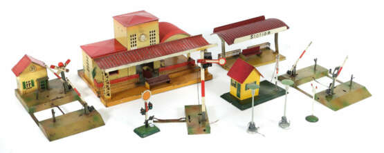 Konvolut Bahnhofsgebäude Cabo, Dresden: 1 x Bahnhofsgebäude mit angesc… - Foto 1 Konvolut Bahnhofsgebäude Cabo, Dresden: 1 x Bahnhofsgebäude mit angesc… - Foto 1