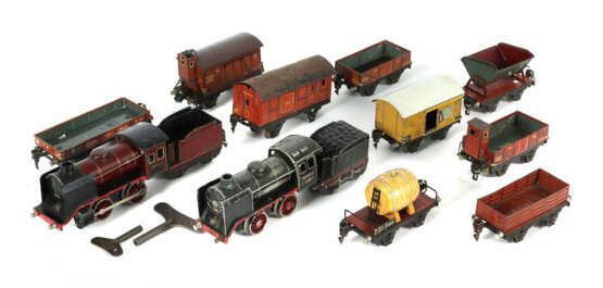 Konvolut Märklin Spur 0, 2 Uhrwerkloks: 1 x R 880 schwarz, 1 x R 890 r… - Foto 1 Konvolut Märklin Spur 0, 2 Uhrwerkloks: 1 x R 880 schwarz, 1 x R 890 r… - Foto 1