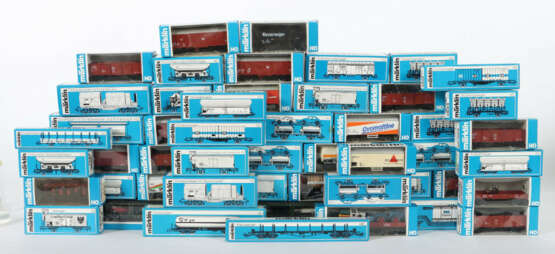 50 Güterwagen Märklin, Spur H0, mit Autotransporter, Kesselwagen, gede… - Foto 1 50 Güterwagen Märklin, Spur H0, mit Autotransporter, Kesselwagen, gede… - Foto 1
