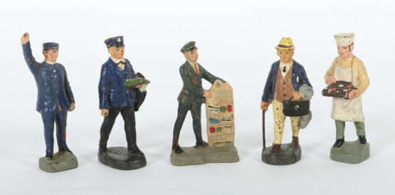 5 Bahnhofsfiguren Elastolin, 1. Hälfte 20. Jh., H: 7-7,5 cm, part. Alt… - photo 1