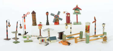 24 Miniaturen Erzgebirge, meist 1. H. 20. Jh., Holz bemalt, mit 2 x Li…