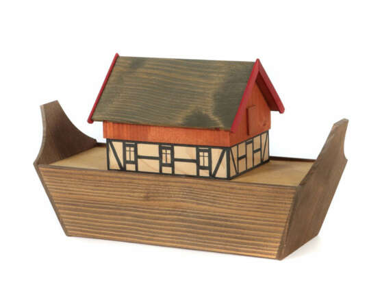 kl. Arche-Noah Dregeno/Seiffen, neuzeitlich, kl. Fachwerkhaus auf Schi… - photo 1 kl. Arche-Noah Dregeno/Seiffen, neuzeitlich, kl. Fachwerkhaus auf Schi… - photo 1