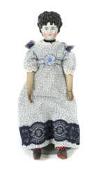 Biedermeier Puppe um 1880, Brustblattkopf, modelliertes Haar, schwarz …