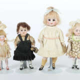 4 Stubenpuppen ca. 1920, gegliederte Bisquitkörper, je mit Perüke und … - photo 1