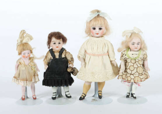 4 Stubenpuppen ca. 1920, gegliederte Bisquitkörper, je mit Perüke und … - photo 1