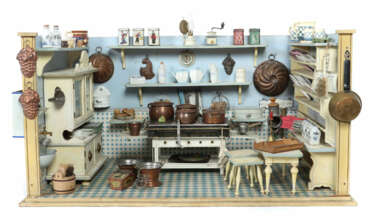 Schöne Puppenküche um 1920, 3-seitiges Gehäuse, außensteig mit Papierb…