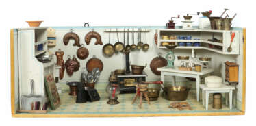 Puppenküche um 1920, 3-seitiges Gehäuse, außensteig in Bierlasuroptik …