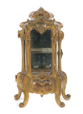 Miniatur-Vitrine Frankreich, 1. Drittel 20. Jh., im Rokoko-Stil mit 3 … - photo 1 Miniatur-Vitrine Frankreich, 1. Drittel 20. Jh., im Rokoko-Stil mit 3 … - photo 1