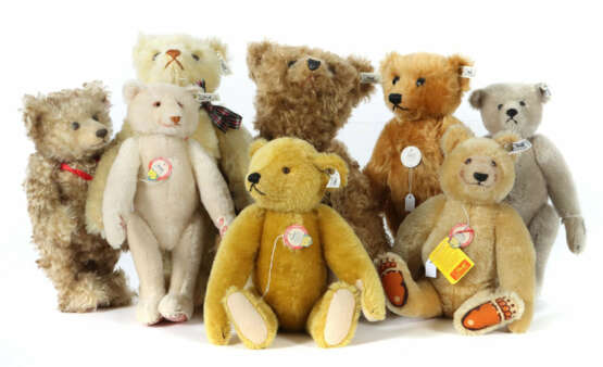 8 Teddybären Steiff, Replika, 1 x Dicky, 1930-Replika, K/F/E, 407574, … - photo 1 8 Teddybären Steiff, Replika, 1 x Dicky, 1930-Replika, K/F/E, 407574, … - photo 1