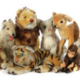 8 Tiere mit kl. Teddy Steiff, ca. 1950/60er Jahre, 1 x Bambi H: 21 cm;… - photo 1