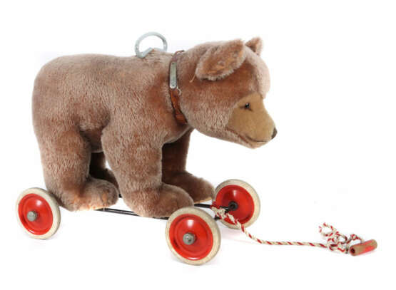 Sitzbär auf Rädern Steiff, 1960er Jahre, Metallgestell mit roten Metal… - photo 1 Sitzbär auf Rädern Steiff, 1960er Jahre, Metallgestell mit roten Metal… - photo 1