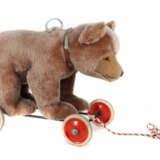 Sitzbär auf Rädern Steiff, 1960er Jahre, Metallgestell mit roten Metal… - photo 1