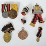 Kleiner Ordensnachlass 7-teilig, 2er-Spange mit Zentenarmedaillie Köni… - photo 1