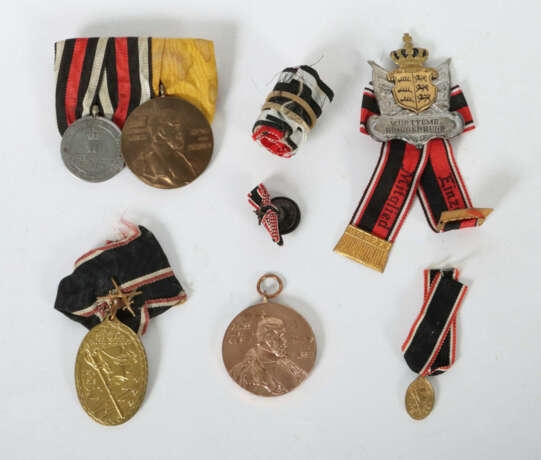 Kleiner Ordensnachlass 7-teilig, 2er-Spange mit Zentenarmedaillie Köni… - photo 1