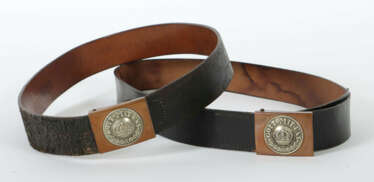 2x Koppel für preußiche Fußtruppen, Metall-Reliefmedaillon mit Krone u…