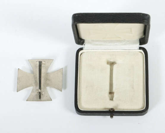 Eisernes Kreuz 1. Klasse 1939, zentral unter der Nadel der Hersteller … - photo 2 Eisernes Kreuz 1. Klasse 1939, zentral unter der Nadel der Hersteller … - photo 2