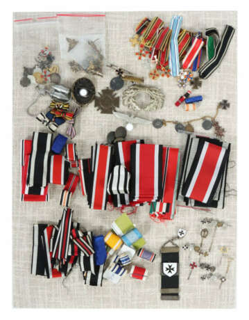 Bänder, Nadeln und Miniaturen meist 3. Reich, großes Konvolut: div. Bä… - фото 1 Bänder, Nadeln und Miniaturen meist 3. Reich, großes Konvolut: div. Bä… - фото 1