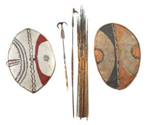Zwei Schilder und Speere der Massai und ein Bündel Pfeile 20. Jh., Ken…