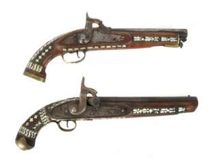 Zwei Perkussionspistolen mit Perlmutteinlagen 19. Jh., runder, zuglose…