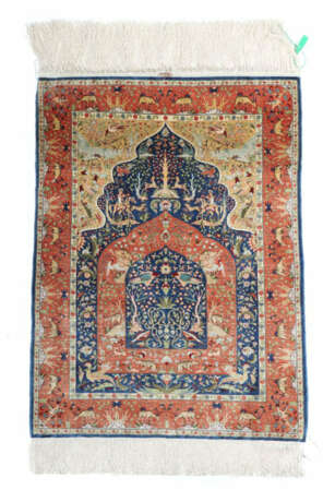 Signierter Hereke-Seidengebetsteppich mit Jagdszenen Türkei, um 1980, … - photo 1