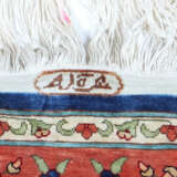 Signierter Hereke-Seidengebetsteppich mit Jagdszenen Türkei, um 1980, … - photo 2