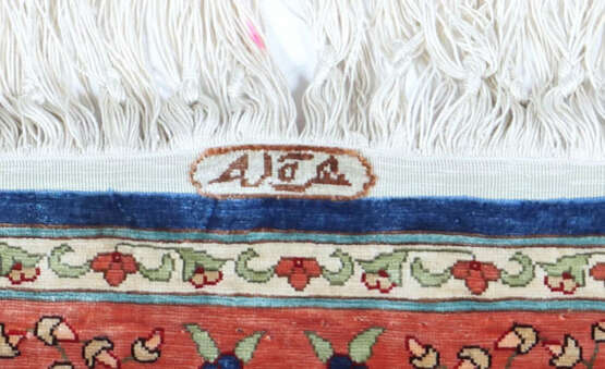 Signierter Hereke-Seidengebetsteppich mit Jagdszenen Türkei, um 1980, … - photo 2