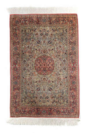 Extrem feiner Seidenteppich Ende 20. Jh., Seide auf Seide, extrem fein… - фото 1