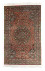 Medaillonteppich Seide China, Ende 20. Jh., Seide auf Seide in extrem …