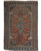 Product catalog. Qashqai-Medaillonteppich mit Persepolissäulen Südpersien, um 1930, Wol…