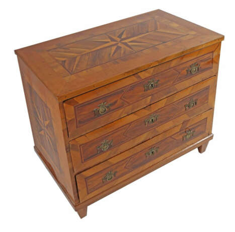 Empire-Kommode mit achtstrahligem Sterndekor um 1800, Nussbaum, Ahorn … - photo 2 Empire-Kommode mit achtstrahligem Sterndekor um 1800, Nussbaum, Ahorn … - photo 2