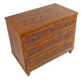 Empire-Kommode mit achtstrahligem Sterndekor um 1800, Nussbaum, Ahorn … - photo 2