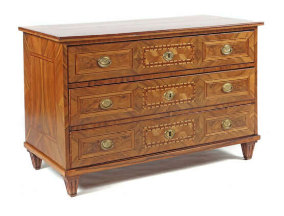 Empire-Kommode mit Würfelmarketerie um 1800, Nussbaummaser u. a. furni… - photo 1 Empire-Kommode mit Würfelmarketerie um 1800, Nussbaummaser u. a. furni… - photo 1
