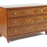 Empire-Kommode mit Würfelmarketerie um 1800, Nussbaummaser u. a. furni… - photo 1