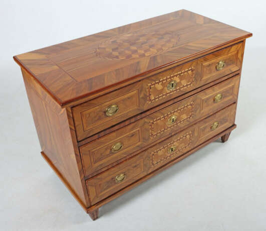 Empire-Kommode mit Würfelmarketerie um 1800, Nussbaummaser u. a. furni… - photo 2 Empire-Kommode mit Würfelmarketerie um 1800, Nussbaummaser u. a. furni… - photo 2