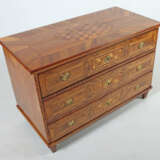 Empire-Kommode mit Würfelmarketerie um 1800, Nussbaummaser u. a. furni… - photo 2