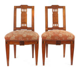 Paar Klassizismus-Stühle süddeutsch, um 1800, Nussbaum, Ahorn u. a., t…