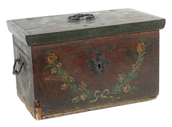 Kleine Truhe mit Geheimfach Anfang 19. Jh., Eiche, mit Blütengebinde u… - Foto 1