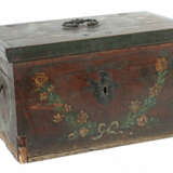 Kleine Truhe mit Geheimfach Anfang 19. Jh., Eiche, mit Blütengebinde u… - Foto 1