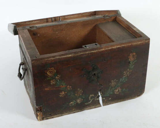 Kleine Truhe mit Geheimfach Anfang 19. Jh., Eiche, mit Blütengebinde u… - Foto 2