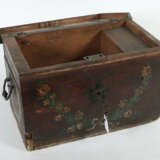 Kleine Truhe mit Geheimfach Anfang 19. Jh., Eiche, mit Blütengebinde u… - Foto 2