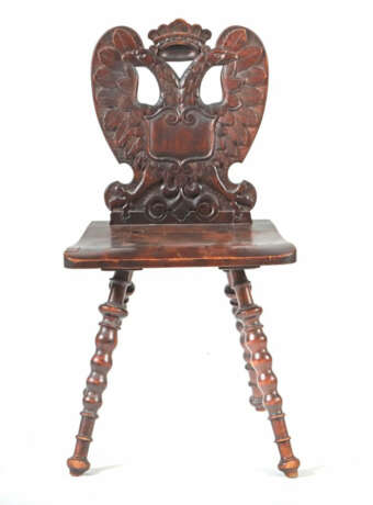 Brettstuhl mit Doppelkopfadler 19. Jh., Nussbaum, gedrechselte Beine, … - Foto 1 Brettstuhl mit Doppelkopfadler 19. Jh., Nussbaum, gedrechselte Beine, … - Foto 1