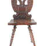 Brettstuhl mit Doppelkopfadler 19. Jh., Nussbaum, gedrechselte Beine, … - Foto 1