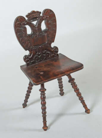 Brettstuhl mit Doppelkopfadler 19. Jh., Nussbaum, gedrechselte Beine, … - Foto 2 Brettstuhl mit Doppelkopfadler 19. Jh., Nussbaum, gedrechselte Beine, … - Foto 2