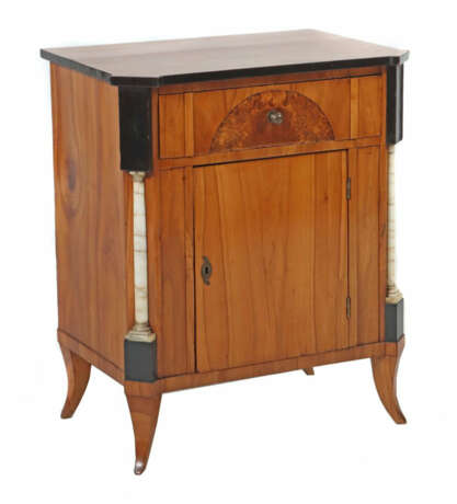 Biedermeier-Schränkchen mit weißen Halbsäulen 2. Viertel 19. Jh., Kirs… - Foto 1 Biedermeier-Schränkchen mit weißen Halbsäulen 2. Viertel 19. Jh., Kirs… - Foto 1