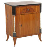 Biedermeier-Schränkchen mit weißen Halbsäulen 2. Viertel 19. Jh., Kirs… - Foto 1