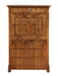 Biedermeier-Schreibschrank 2. Viertel 19. Jh., Nussbaummaser furniert,…